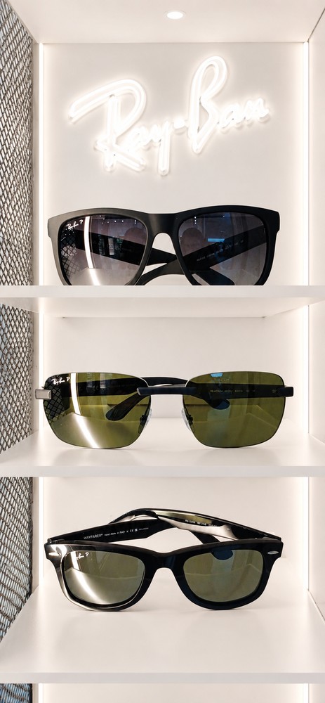 Okulary przeciwsłoneczne na ekspozytorze Ray-Ban